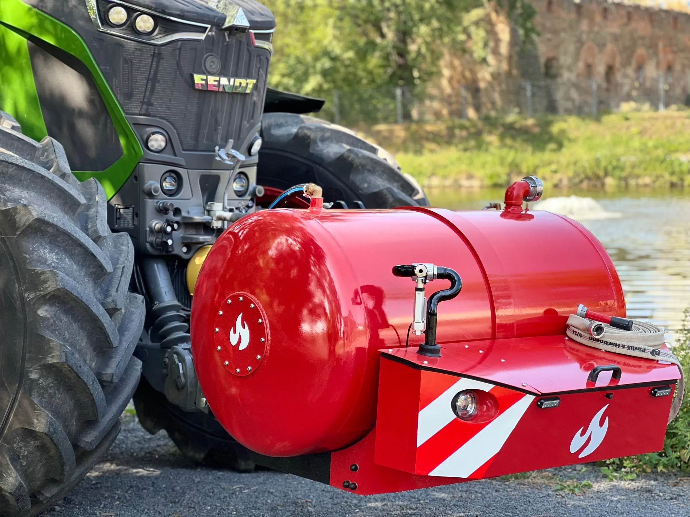 Nádrž HYDROTANK na čelním závěsu traktoru Fendt, detail předního boxu s navinutou hadicí