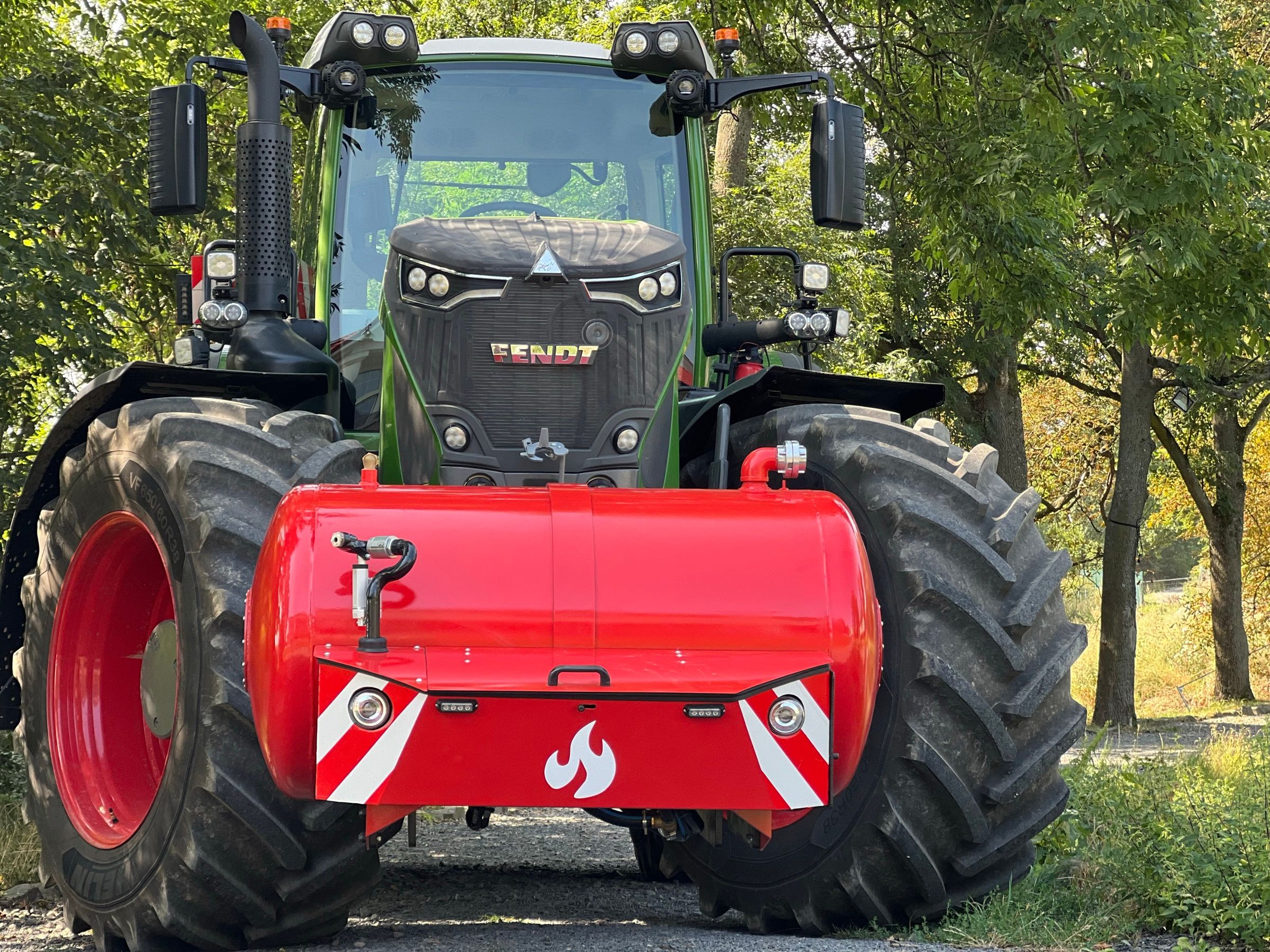 Traktor Fendt s hasicí nástavbou Patron na čelním tříbodovém závěsu, pohled zepředu